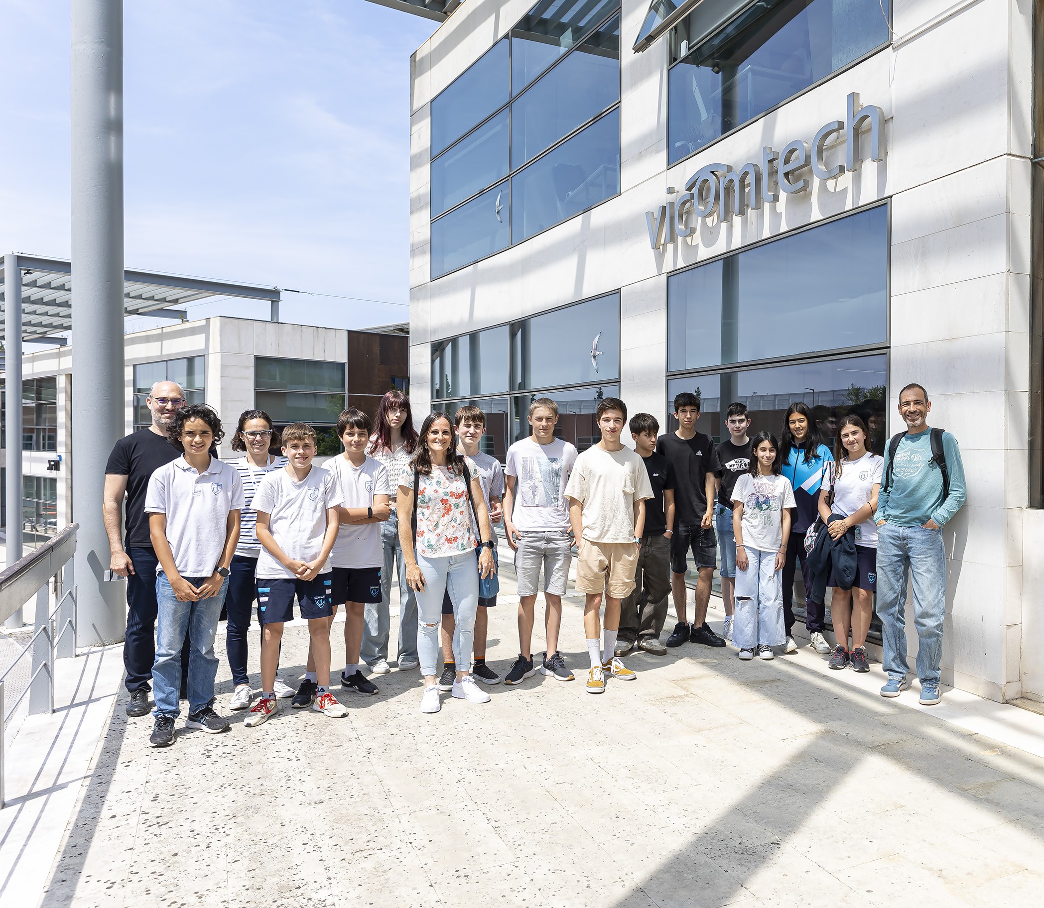 Students aged between 13 and 16 from the Academia Algorithmics Donostia take up Vicomtech's challenge and develop applications and programming solutions in Python. 
